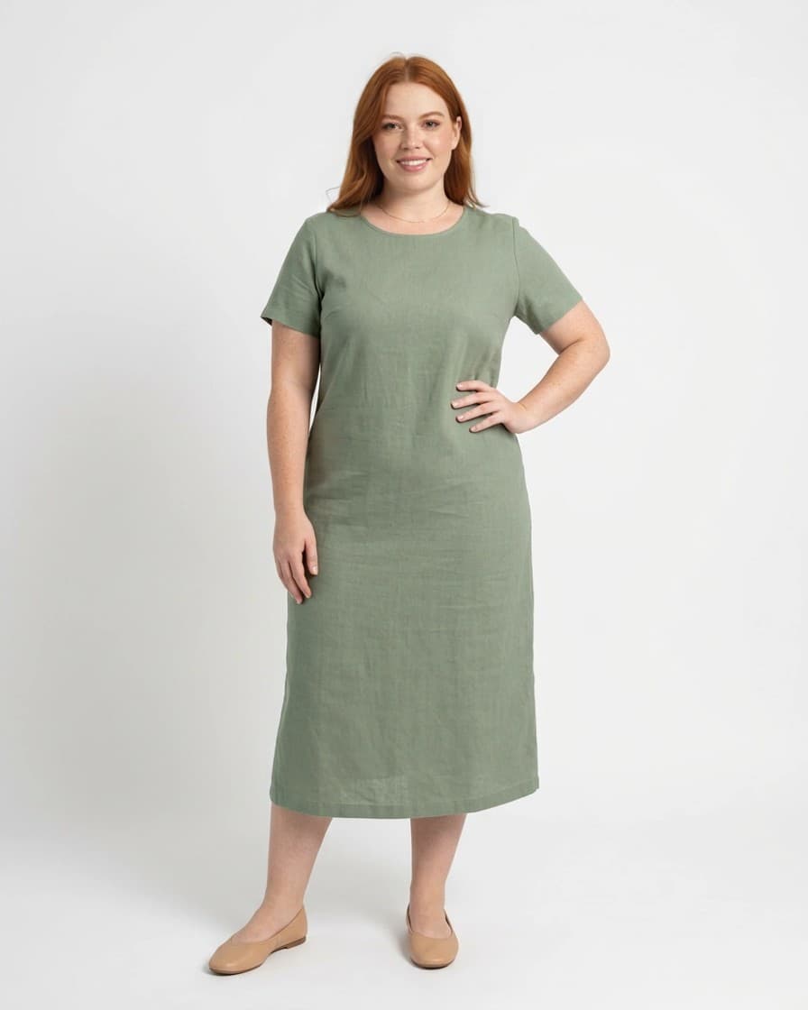 Modelo sintética adulta plus size com vestido verde sálvia em estúdio claro